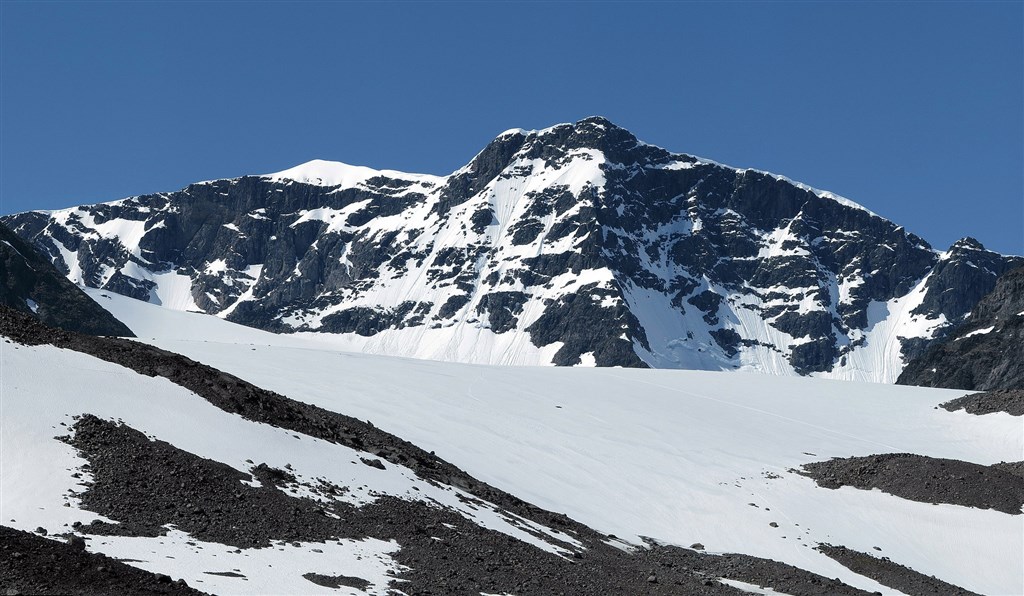 因全球暖化,瑞典最高峰喀布內卡塞山峰頂冰川消融退縮,科學家證實它不再是瑞典第一高峰。(圖取自維基共享資源;作者Alexandar Vujadinovic,CC BY-SA 4.0)