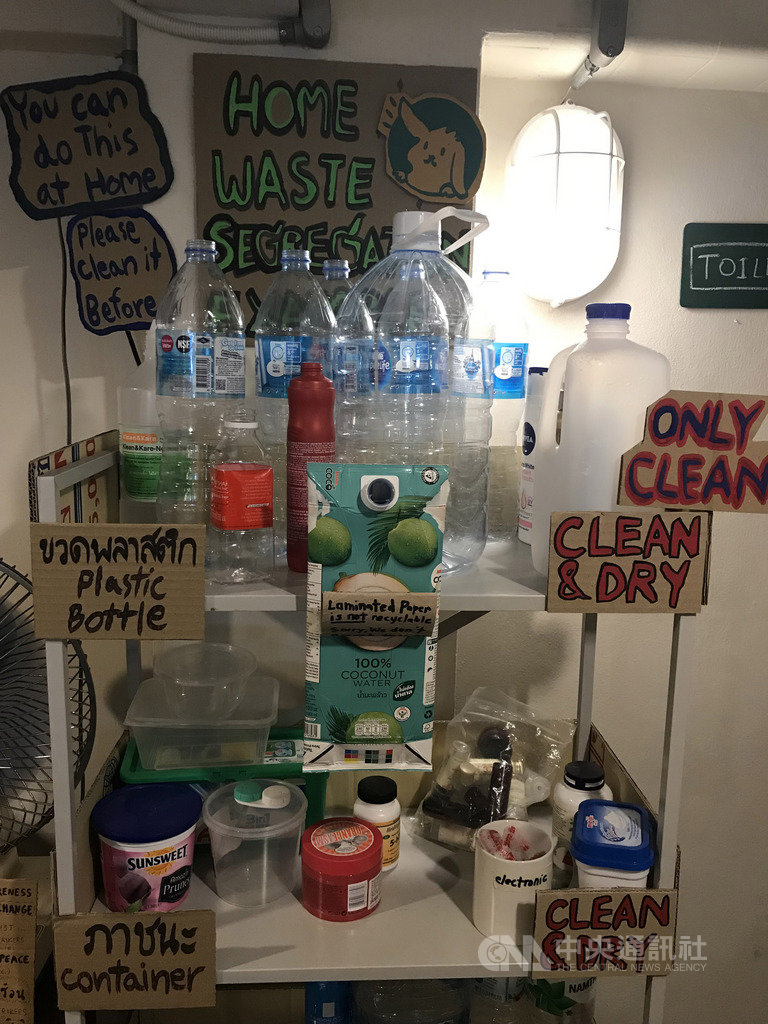 位於曼谷空鐵安努站(Onut)附近的Refill Station是泰國第一間無包裝商店,顧客必須自己帶著容器來購物,現場也提供其他客人捐贈的乾凈容器。中央社記者呂欣憓曼谷攝 108年9月7日