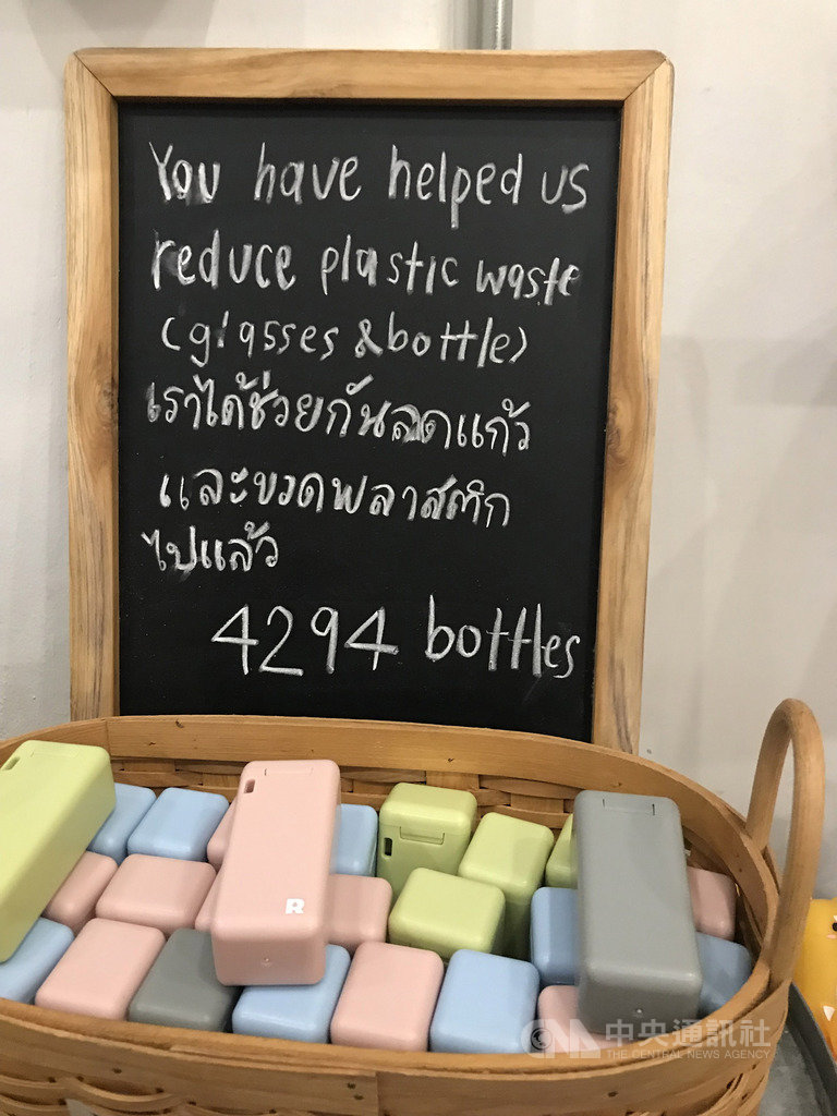 位於曼谷空鐵安努站(Onut)附近的Refill Station是泰國第一間無包裝商店,店內的標語提醒顧客已經幫助地球減少了多少空瓶的使用。中央社記者呂欣憓曼谷攝 108年9月7日