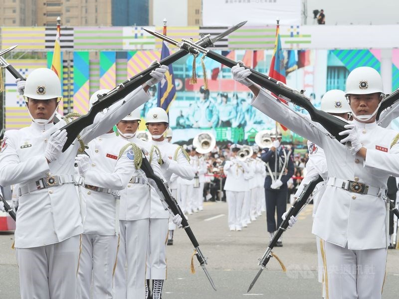 國防部2020年將以中華民國三軍儀隊名義組團,參加「世界儀隊錦標賽」。圖為國慶大會三軍樂儀隊操演。(中央社檔案照片)