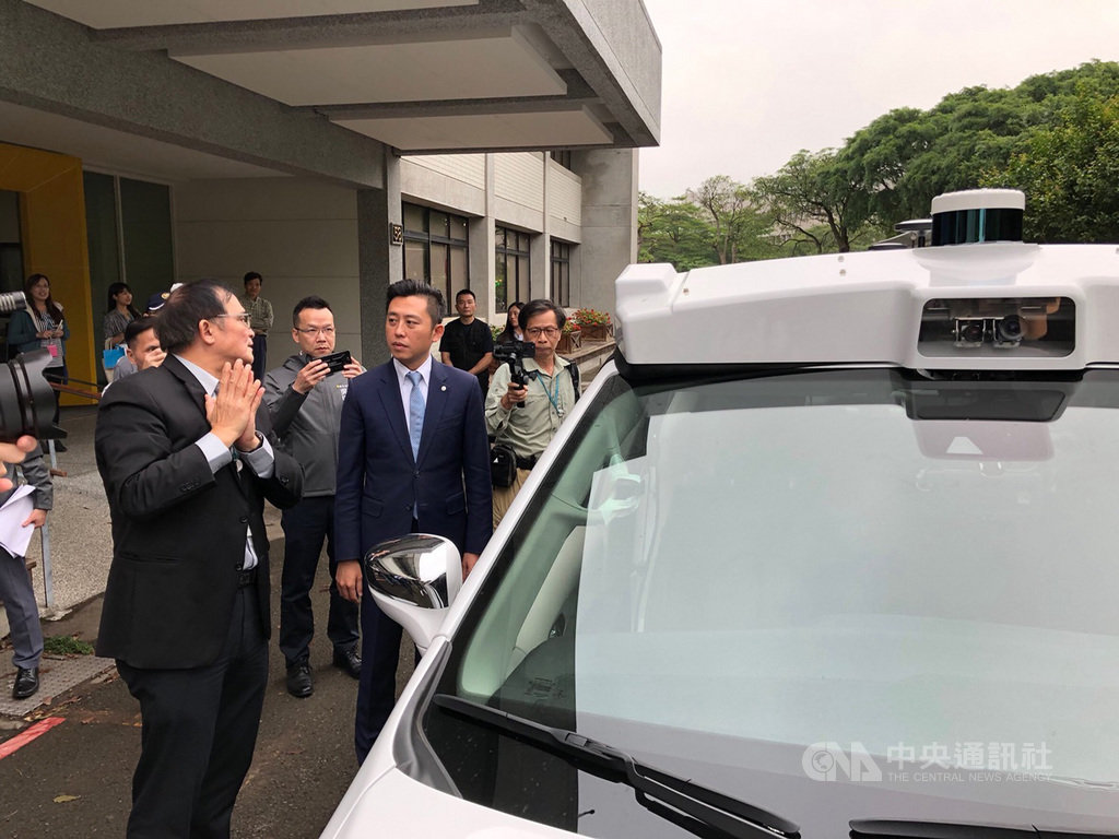 新竹市政府與工研院合作,計畫讓台灣自造的自動駕駛車進行道路測試,竹市府8日表示,交通部已核准申請案,預計10月自駕車就可開進南寮測試。新竹市長林智堅(前左2)說,未來市府將協助在新竹漁港設立自駕車整備場地及相關警示牌面,車身也將標有警示。(新竹市政府提供)中央社記者魯鋼駿傳真 108年9月8日