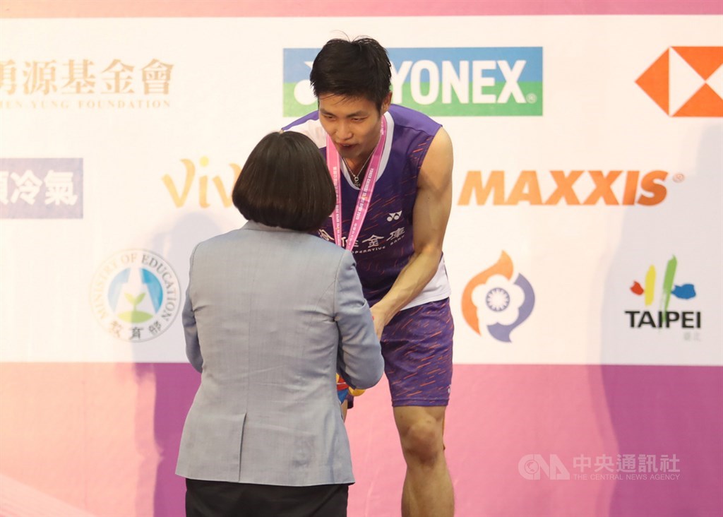 台灣羽球一哥周天成(後)8日在台北羽球公開賽決賽奪勝,收下在此賽事第3座男單冠軍,賽後由總統蔡英文(前)親自頒發獎牌。中央社記者張新偉攝 108年9月8日