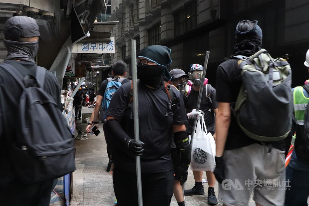 數以萬計香港市民8日遊行至美國駐港總領事館,要求美方訂定香港人權與民主法案,期間有示威者破壞中環地鐵站,數人遭警方逮捕。圖為示威者在地鐵站附近尋找鐵管準備架設障礙物。中央社記者張謙香港攝 108年9月8日