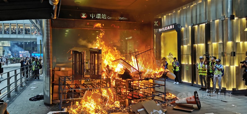 香港民眾8日下午遊行前往美國駐港總領事館,要求美方訂定香港人權與民主法案,期間有示威者破壞中環地鐵站,並在地鐵出口縱火。中央社記者張謙香港攝 108年9月8日