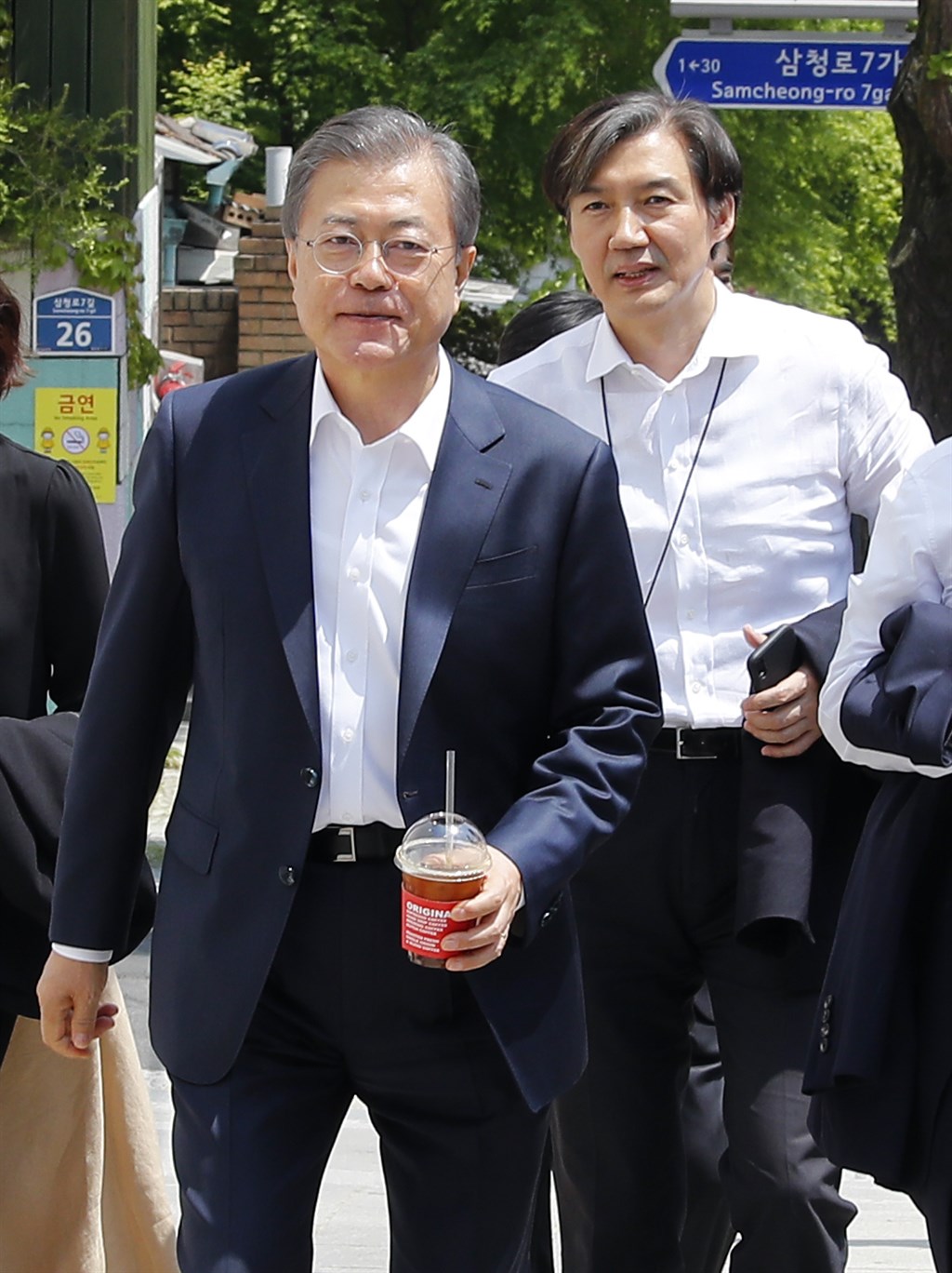 南韓總統文在寅(左)9日任命前青瓦台民政首席秘書曹國(右)為法務部長。(韓聯社提供)