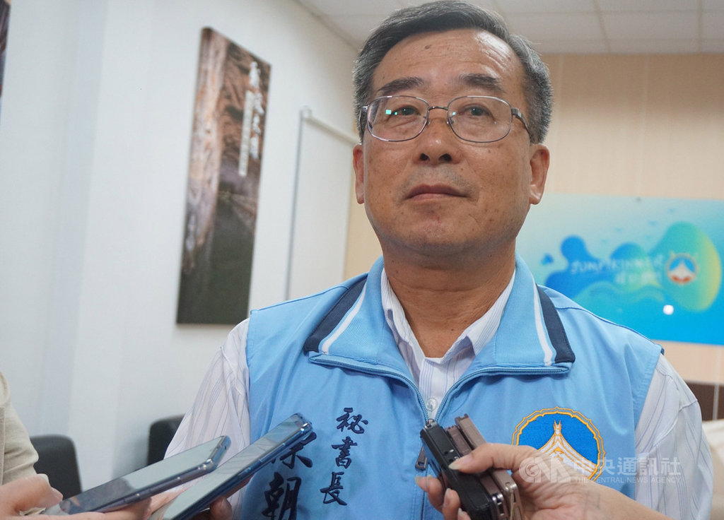 金門縣衛生局長王漢志日前酒後對金門醫院急診醫師言行失當,縣府9日召開考績委員會,委員會主席、秘書長陳朝金(圖)表示,委員會認為王漢志不適任現職,記過2次,暫時借調縣府。中央社記者黃慧敏攝 108年9月9日