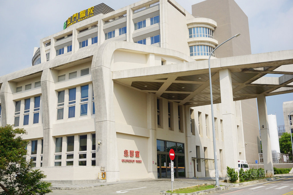 金門縣衛生局長王漢志6日晚間陪家人赴金門醫院急診室就診,因不滿陳姓醫師醫療處置,當場連飆髒話,並推打醫師,縣府考績委員會9日會中決定將王漢志記過2次、暫時借調縣府。中央社記者黃慧敏攝 108年9月9日