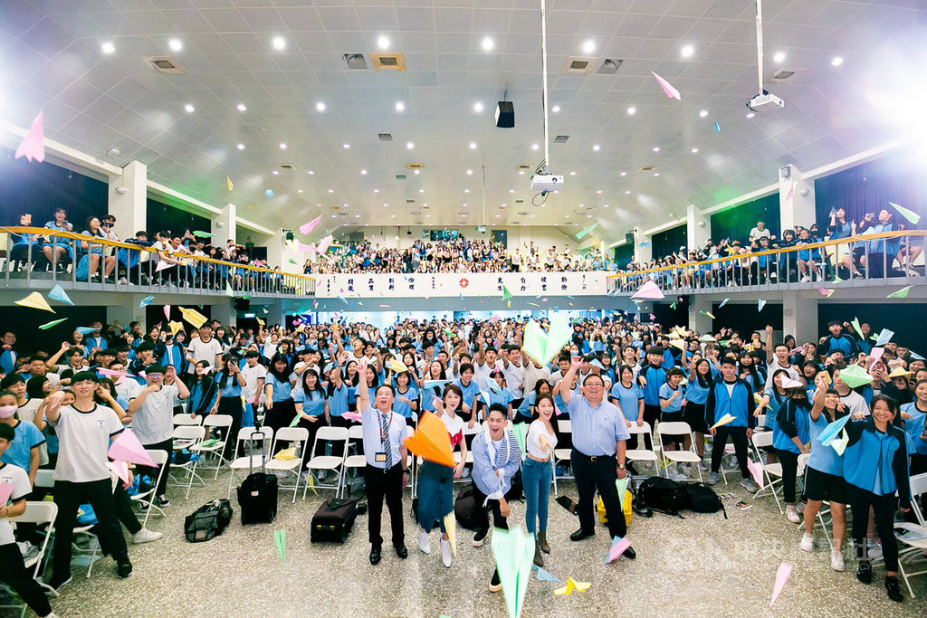 國片「陪你很久很久」劇組9日前進高中校園宣傳新片,發表電影正式預告,並帶領在場師生寫下告白話語,折成紙飛機後一起射向舞台。(威視電影提供)中央社記者洪健倫傳真 108年9月9日