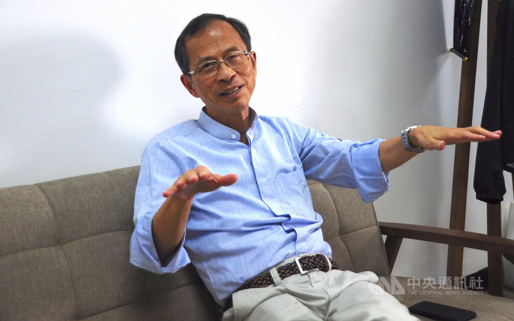 香港立法會前主席曾鈺成表示,「普選無望」和「社會不公」是這次「反送中」抗爭迅速爆發的核心原因,港府應成立獨立調查委員會,反思一國兩制下的管治問題。圖攝於8月26日曾鈺成辦公室。中央社記者沈朋達攝 108年9月9日