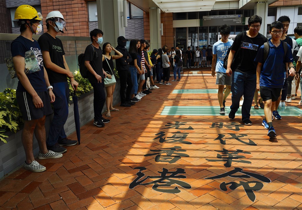 香港多間學校學生9日上午發起組人鏈行動,表達堅持反送中「五大訴求」。(美聯社)