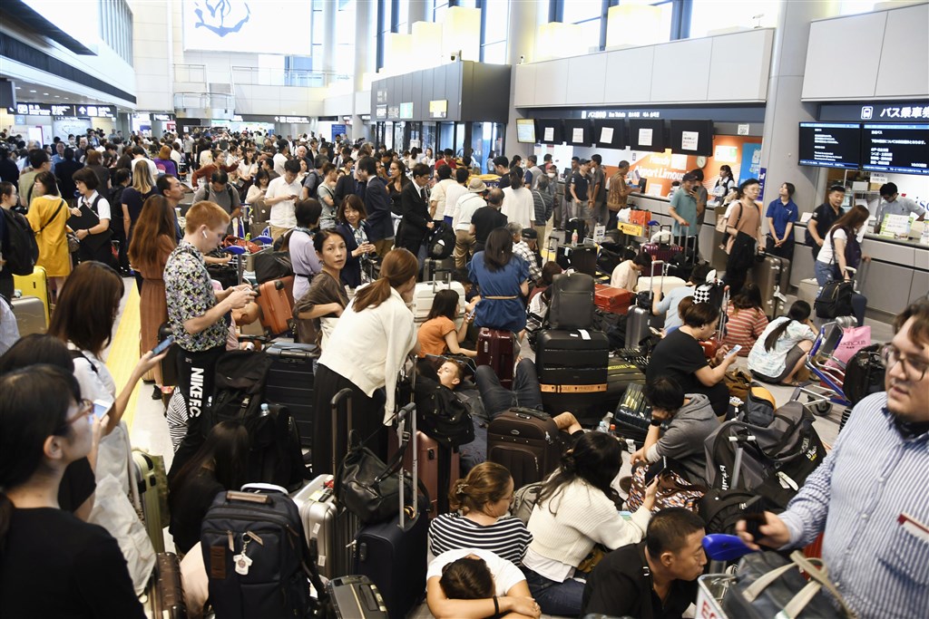 颱風法西侵襲日本關東地方,成田機場聯外交通目前中斷,電車、巴士與計程車都無法進出,許多旅客被迫困在機場內。(共同社提供)