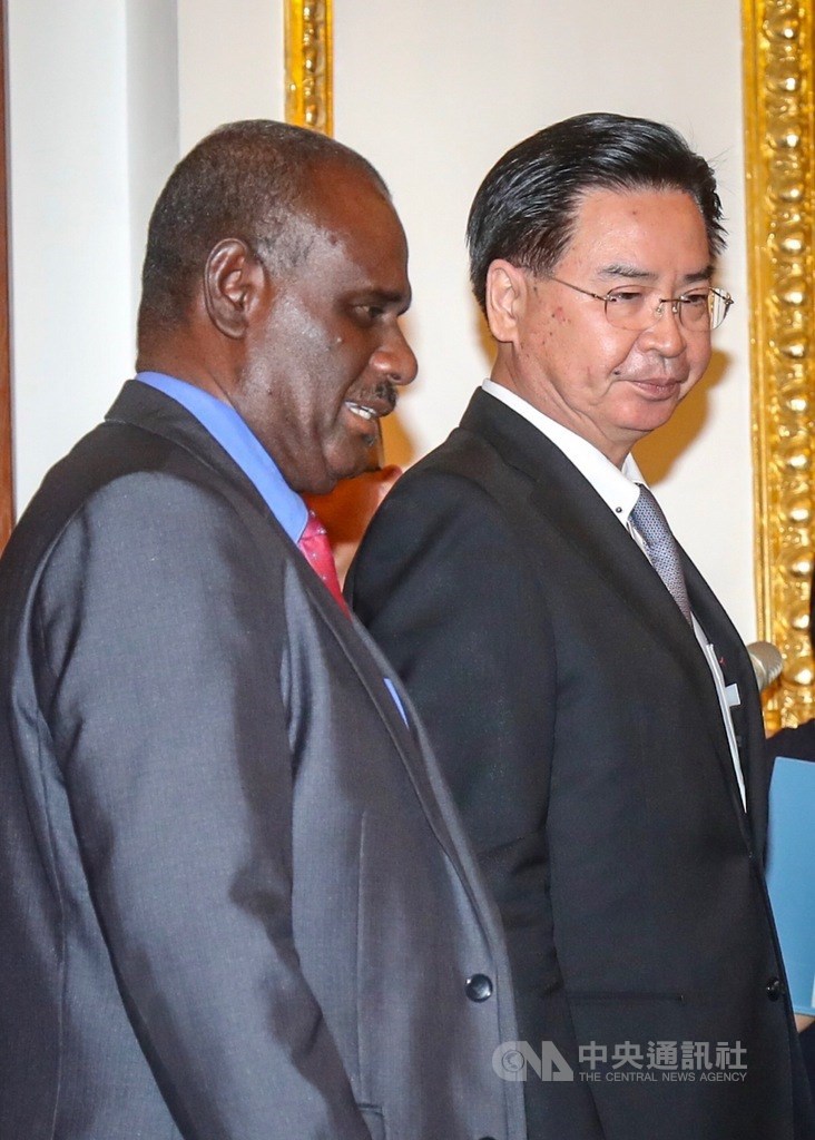 台索邦交引發關注,索羅門群島外交部長馬內列(Jeremiah Manele)(左)8日起訪台,可視為台索邦交穩定的指標之一,外交部長吳釗燮(右)9日晚間在台北賓館與馬內列會面。中央社記者裴禛攝 108年9月9日