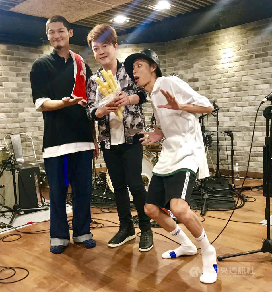 饒舌團體夜貓組的成員Leo王(左)、春艷(右)9月底將在台北舉行演唱會,資深歌手翁立友(中)9日現身排練現場探班,並宣布將擔任演唱會嘉賓。(顏社提供)中央社記者陳秉弘傳真 108年9月9日