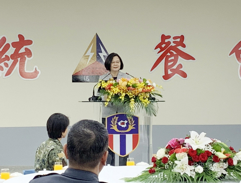 陸軍第六軍團指揮部10日舉行「興安專案裝甲五四二旅月祥樓落成啟用典禮」,總統蔡英文(後)致詞時表示,要讓大家對營舍環境改變,感受到國家真的有照顧軍人,且「從軍是很驕傲的事情」。中央社記者郭宣彣攝 108年9月10日