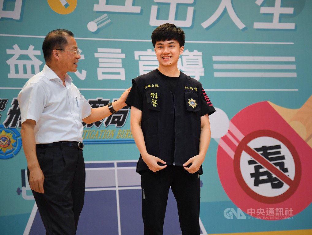 台灣「桌球神童」林昀儒(右)10日現身台北內湖高工,為刑事局反毒公益活動代言,刑事局長黃明昭(左)並為他披上反毒大使背心。中央社記者王飛華攝 108年9月10日