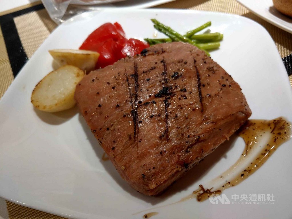 「DO It Today產業科技焦點展」中的「素肉」用兩種不同植物性蛋白,以溫和可調控定向低剪切和加熱,自動形成蛋白質纖維鍵,完全不用結著劑和二次重組加工。中央社記者韋樞攝 108年9月10日