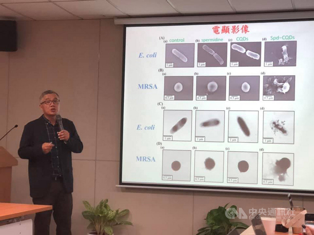 國立台灣海洋大學生命科學暨生物科技學系教授黃志清帶領的研究團隊,從2013年開始投入調控分子聚合與碳化程度的固態合成技術的研究。中央社記者吳柏緯攝 108年9月10日