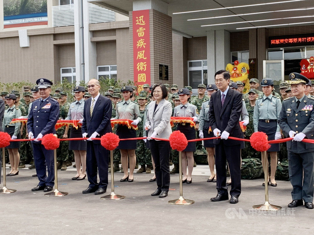 陸軍第六軍團指揮部10日舉行「興安專案裝甲五四二旅月祥樓落成啟用典禮」,總統蔡英文(前中)親自出席剪綵。中央社記者郭宣彣攝 108年9月10日