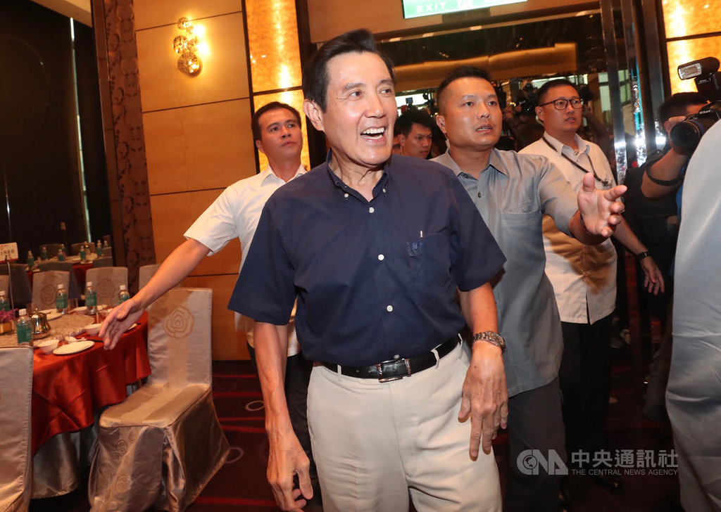 國民黨台北市黨部「中國國民黨2020勝選暨台北市里長服務促進會授證典禮」10日晚間登場,前總統馬英九(前)出席與會。中央社記者吳家昇攝 108年9月10日
