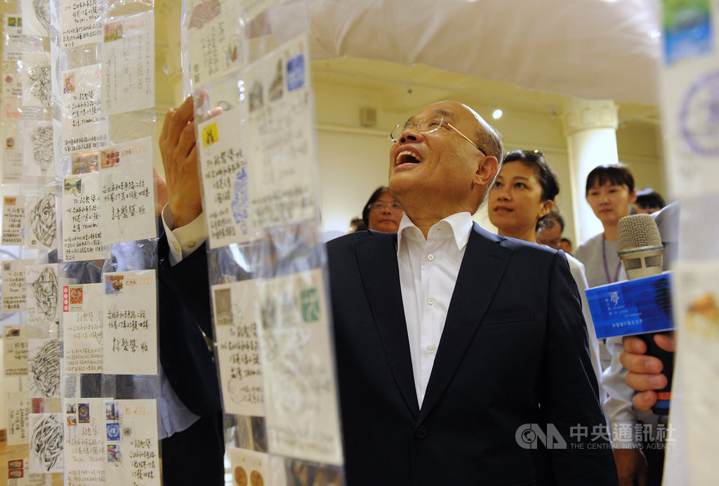 藝術家林磐聳10日起在家鄉屏東美術館舉辦個展「夢之島嶼」,行政院長蘇貞昌(前)到場祝福並參觀展場作品。(行政院提供)中央社記者郭芷瑄傳真 108年9月10日