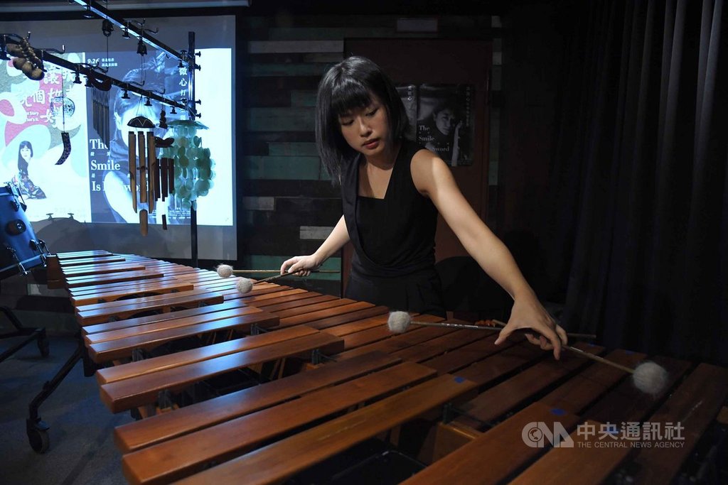 由朱宗慶打擊樂團培育出的年輕音樂家黃微心,9月26日將在台北松菸誠品表演廳舉行「微笑是它的劍」打擊樂獨奏會,10日在宣布記者會上演奏。中央社記者王飛華攝 108年9月10日