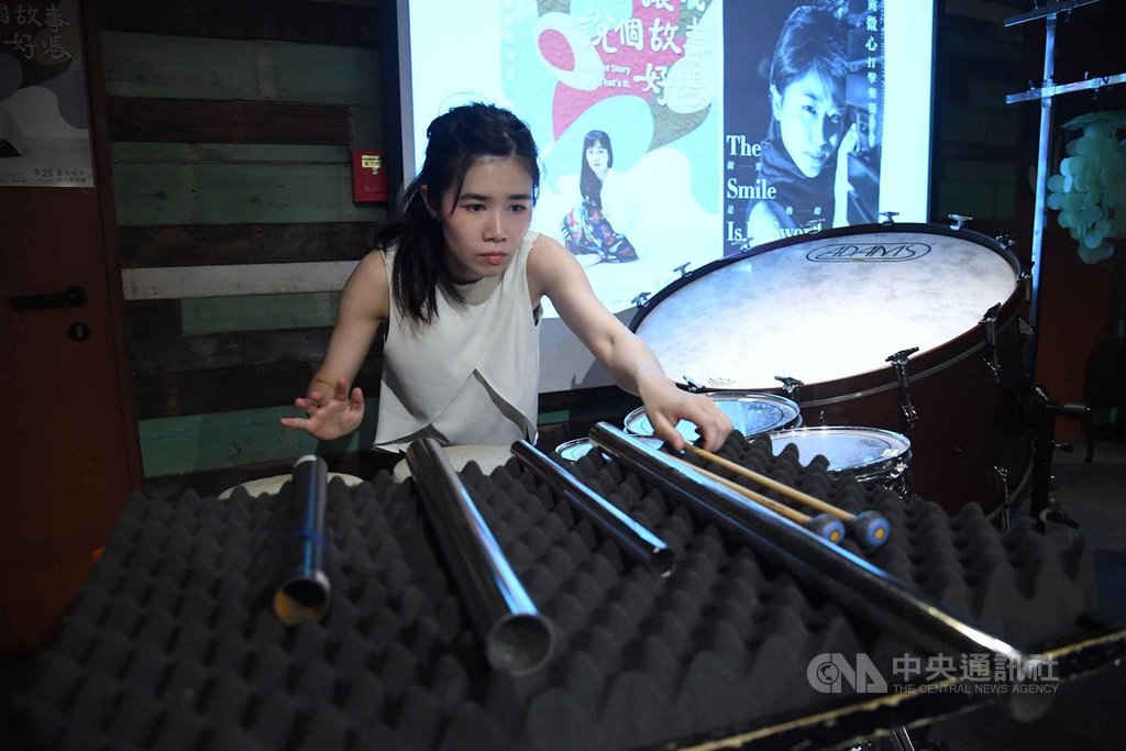 由朱宗慶打擊樂團培育出的年輕音樂家彭瀞瑩,9月25日將在台北松菸誠品表演廳舉行「再讓我說個故事好嗎」打擊樂獨奏會,10日在宣布記者會上演奏。中央社記者王飛華攝 108年9月10日