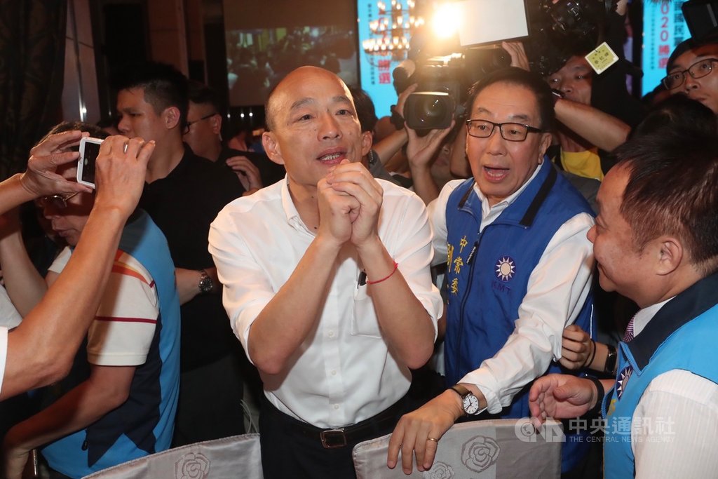 中國國民黨台北市黨部「中國國民黨2020勝選暨台北市里長服務促進會授證典禮」,10日在大直舉辦,國民黨總統參選人韓國瑜(中)出席。中央社記者吳家昇攝 108年9月10日
