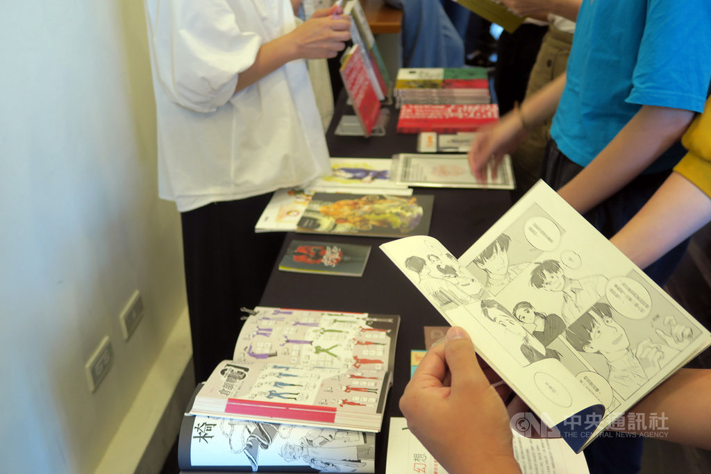 第47屆法國安古蘭國際漫畫節2020年1月底將登場,台灣館參展說明會10日在台北舉行,宣布以「熱情之火Passion」為主題,表達台灣漫畫創作者的熱情與成績。圖為說明會現場陳列台灣漫畫家作品。中央社記者陳政偉攝 108年9月10日