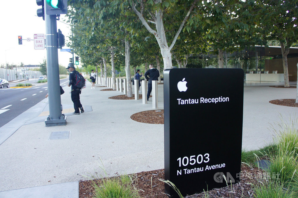 蘋果公司(Apple)將於美西時間9月10日舉行新品發表會,不少遊客在蘋果總部Apple Park門口外拍照留念。中央社記者吳家豪舊金山攝 108年9月10日