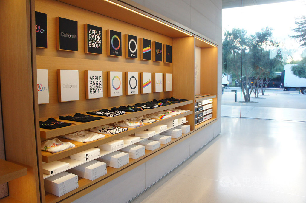 蘋果公司(Apple)將於美西時間10日在蘋果總部Apple Park內的賈伯斯劇院舉行新品發表會,會場附近的訪客中心內販賣T恤、帽子等印有特殊圖案的限定商品。中央社記者吳家豪舊金山攝 108年9月10日