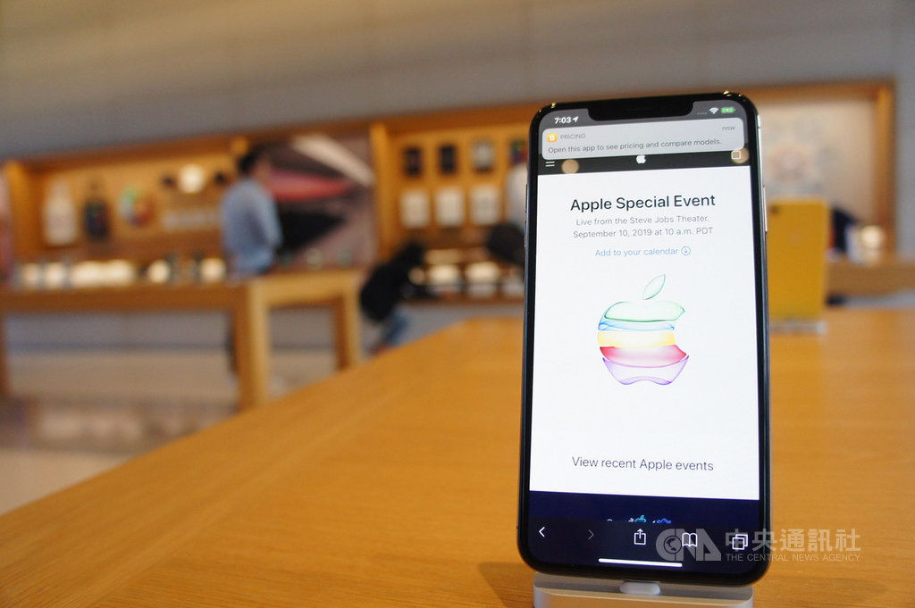 蘋果公司(Apple)將於美西時間10日上午舉行特別活動,外界預期將發表新iPhone等產品。圖為蘋果總部Apple Park訪客中心展示的iPhone。中央社記者吳家豪舊金山攝 108年9月10日