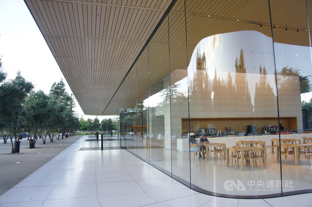 蘋果公司(Apple)將於美西時間10日在蘋果總部Apple Park內的賈伯斯劇院舉行新品發表會,會場附近的訪客中心採用大片玻璃落地窗。中央社記者吳家豪舊金山攝 108年9月10日