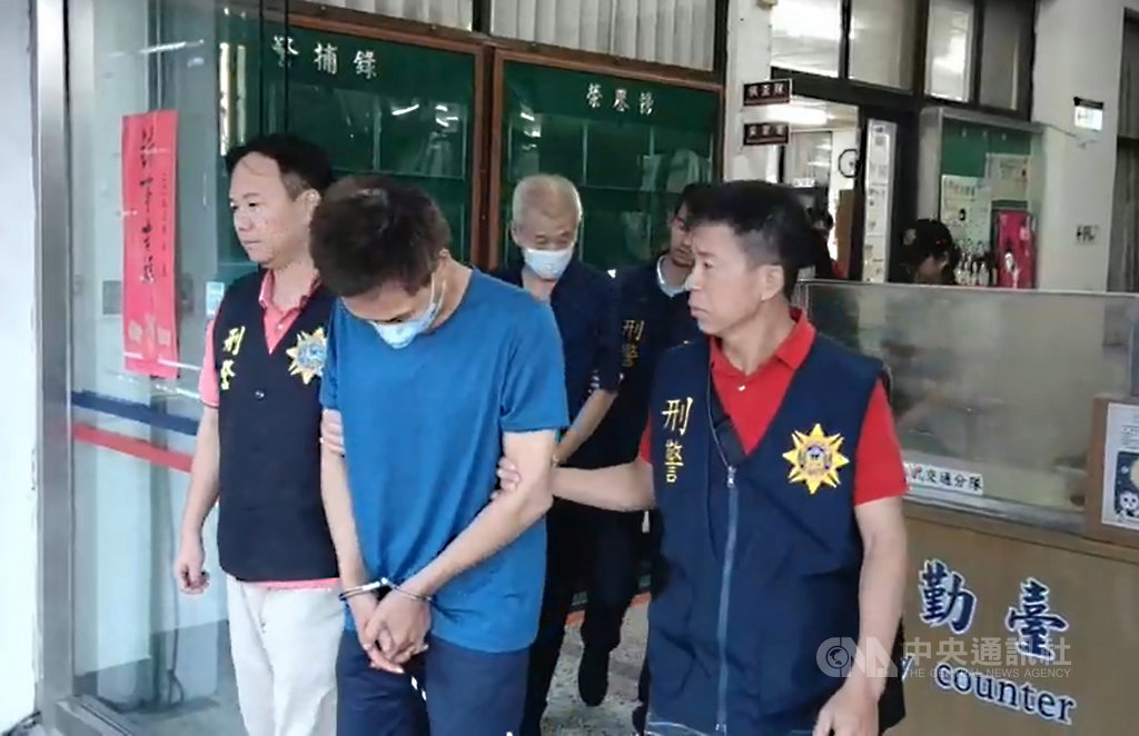 前長興材料高姓董事長高雄豪宅強盜案犯嫌張朝亮(前中)10日依法送辦,他向警方供稱,會選高宅犯案是因圍牆較好爬,並不認識屋主。(警方提供)中央社記者程啟峰高雄傳真 108年9月10日