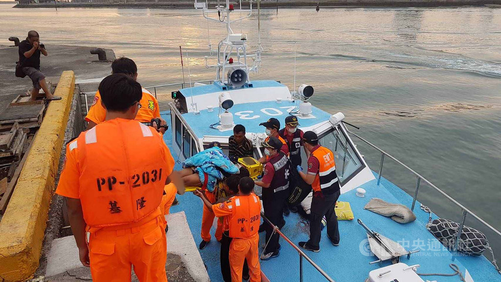 澎湖籍漁船「德興益2號」漁船3名印尼籍船員10日下午在七美海域作業時,不慎遭繩索擊中,分受輕重傷,澎湖海巡隊獲報馳援。(澎湖海巡隊提供)中央社 108年9月10日