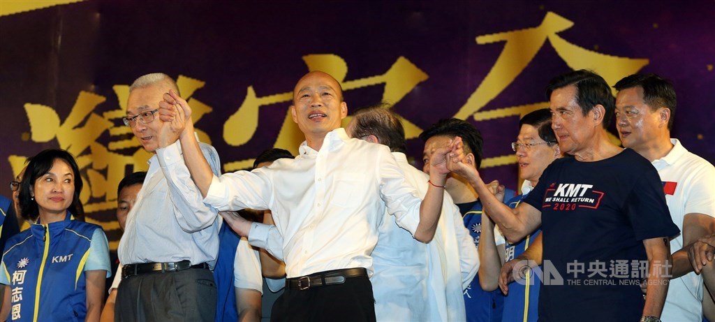 國民黨總統參選人韓國瑜(前中)8日在造勢晚會台上對韓粉說,面對抹黑就是回嗆「他奶奶的」;行政院副院長陳其邁10日回應提醒韓注意用詞。(中央社檔案照片)