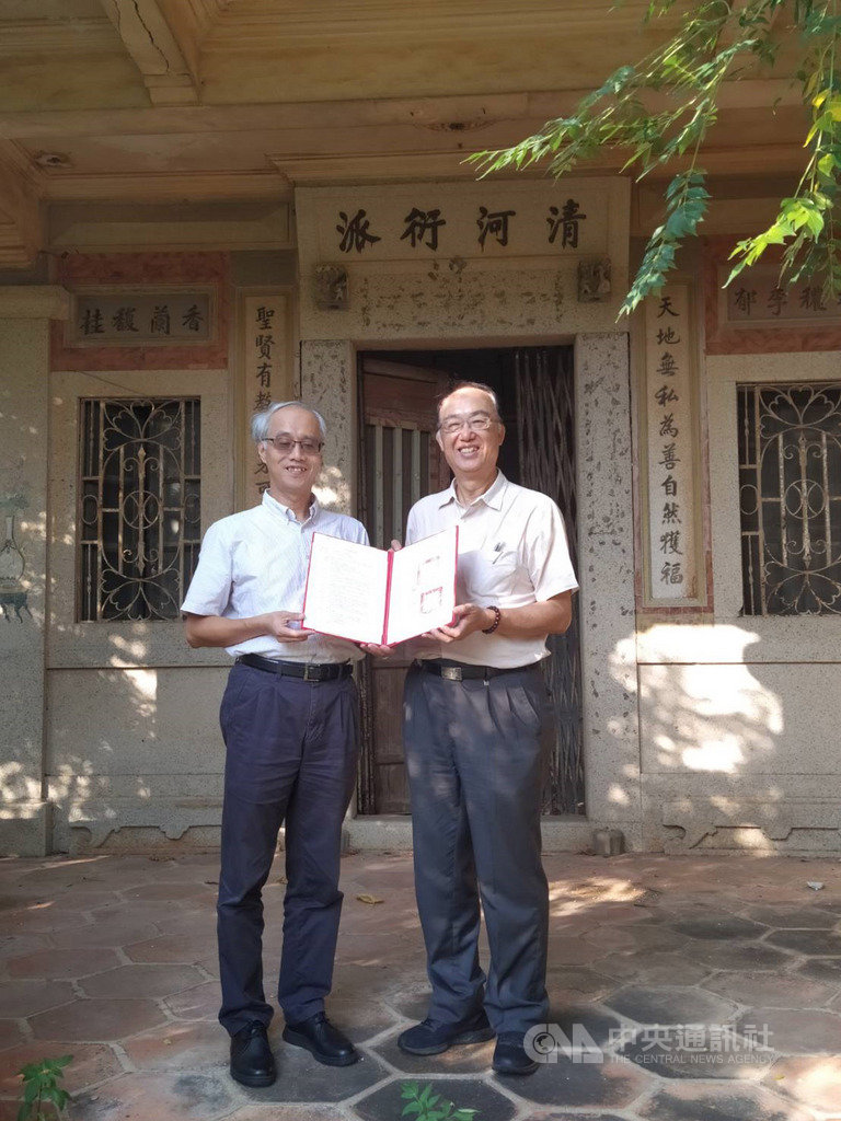 金門縣文化局長許正芳(左)10日表示,已與文化部文資局長施國隆(右)完成簽約,正式啟動縣定古蹟張文帝洋樓修繕暨活化工程。(金門縣文化局提供)中央社記者黃慧敏傳真 108年9月10日