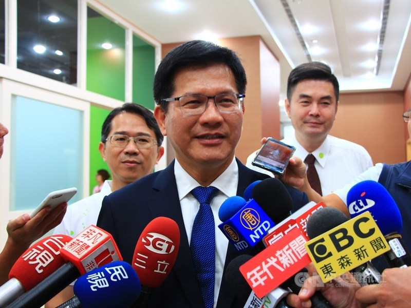 行政院長蘇貞昌將視察屏東,預料將宣布高鐵延伸屏東重大交通建設,而交通部長林佳龍(前)7月受訪時,就表示高鐵延伸屏東一定要做。(中央社檔案照片)