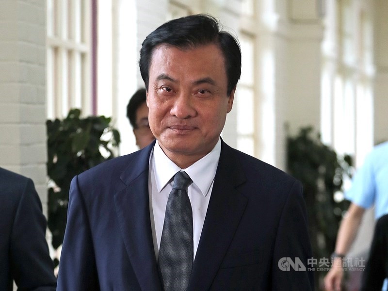 出身屏東的立法院長蘇嘉全(前)10日表示,高鐵對於屏東人的意義,從來都不只是一條軌道、一個車站,而是一輛夢想的列車。(中央社檔案照片)