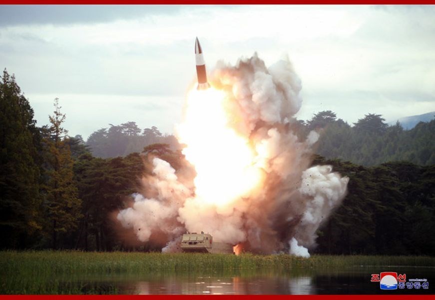 北韓10日上午發射2枚短程發射體,專家認為,這可能是有「北韓版陸軍戰術飛彈」之稱的新型短程彈道飛彈。圖為北韓8月16日發射新型短程彈道飛彈。(圖取自北韓中央通信社網頁kcna.kp)