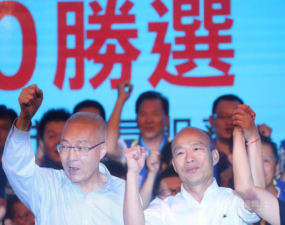 國民黨主席吳敦義(前左)10日晚間與黨提名總統參選人韓國瑜(前右)同台出席「中國國民黨2020勝選暨台北市里長服務促進會授證典禮」,齊呼口號營造團結氣勢,力拚2020總統大選勝利。中央社記者吳家昇攝 108年9月10日