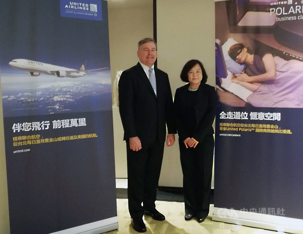 美國聯合航空大中華及韓國銷售董事總經理戴亞斯(Walter Dias)(左)10日來台考察並與媒體座談,他說對台灣市場表現很滿意,並表示只要市場反應旅客有需求,聯航就會考慮增班或增加美國直飛台灣的航點。右為聯航台灣區業務總經理唐靜儀。中央社記者汪淑芬攝 108年9月10日
