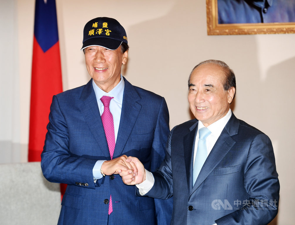 鴻海創辦人郭台銘(左)11日上午到立法院鎮江辦公室,拜會前立法院長王金平(右),王金平贈送一頂彰化埔鹽順澤宮的「冠軍帽」,郭台銘戴上後合影留念。中央社記者施宗暉攝 108年9月11日