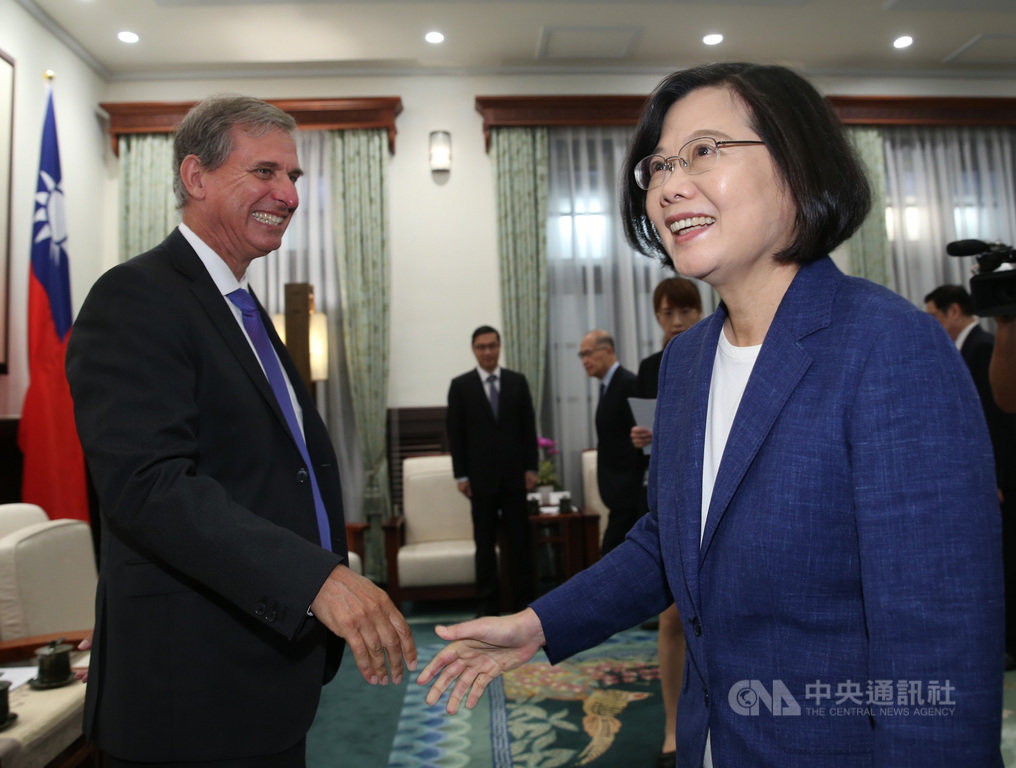 總統蔡英文(右)11日在總統府,接見美國國務院「民主、人權暨勞工局」副助卿巴斯比(Scott Busby)(左),蔡總統感謝美國政府持續肯定台灣民主成果,展現對台灣堅定的支持。中央社記者鄭傑文攝 108年9月11日