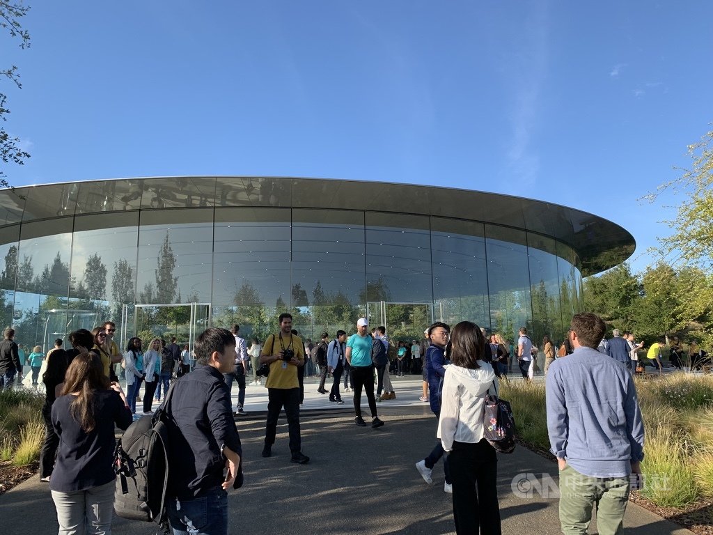 蘋果新品發表會將於美西時間10日上午在蘋果總部Apple Park內的賈伯斯劇院登場,活動開場前1小時已湧入近千人等待。中央社記者吳家豪舊金山攝 108年9月10日