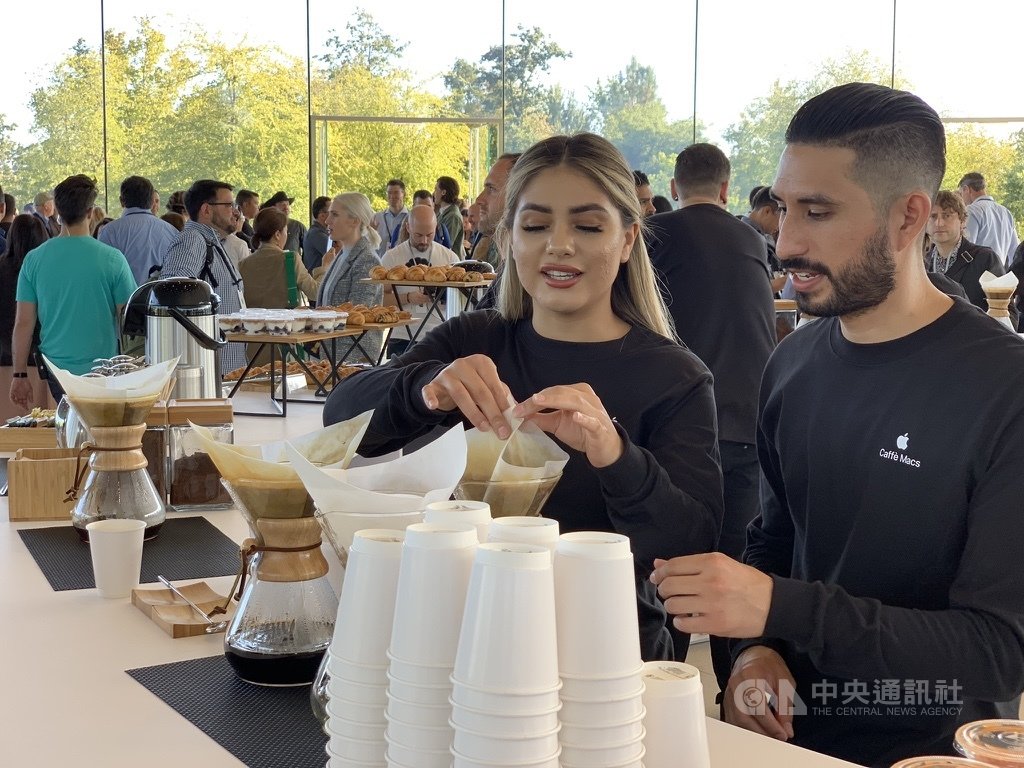 蘋果新品發表會將於美西時間10日上午在蘋果總部Apple Park內的賈伯斯劇院登場,現場提供手沖咖啡,讓出席者嘗鮮。中央社記者吳家豪舊金山攝 108年9月10日
