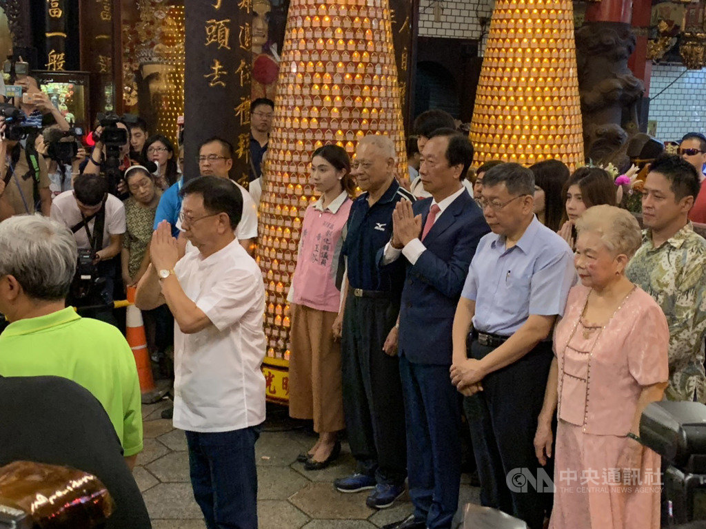 台北市長柯文哲(2排右2)與鴻海創辦人郭台銘(2排右3)11日一早到新竹都城隍廟參拜,兩人再度同框。中央社記者郭宣彣攝 108年9月11日