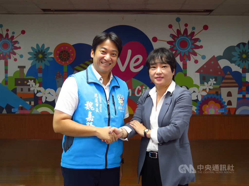 花蓮市公所與姐妹市韓國蔚山廣域市促成雙方首次包機直航,10月中預計提供2航次往返航班。蔚山廣域市觀光振興科旅遊營銷事務官金惠正(右)前往拜會花蓮市長魏嘉賢(左),討論合作事宜。(花蓮市公所提供)中央社記者張祈傳真 108年9月11日