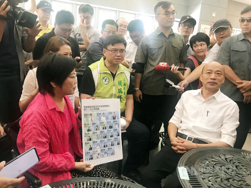 民進黨籍立委劉世芳(前左)等人11日當面批評高雄市長韓國瑜(前右)施政零蛋、市政完蛋。中央社記者王淑芬攝 108年9月11日