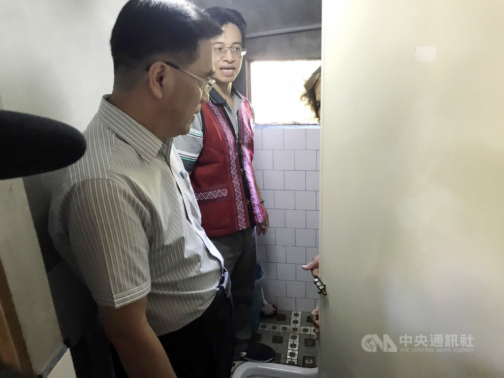 原住民族委員會主委Icyang Parod(夷將.拔路兒)(左)11日至花蓮玉里鎮苓雅部落走訪,拜訪70歲獨居的吳阿美,鼓勵她申請改善居家衛生設備補助。中央社記者張祈攝 108年9月11日