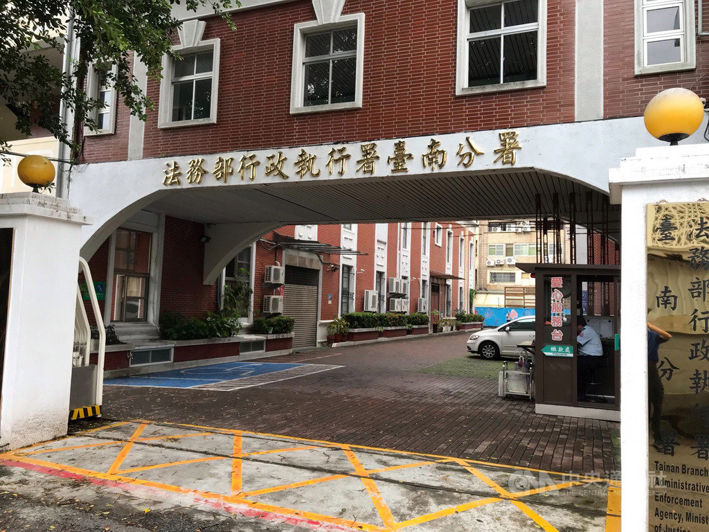 在高雄及台南執業的陳姓律師,平均年收入近新台幣200萬元,卻拒絕清償欠稅、勞健保費及罰款共135萬元,行政執行署台南分署10日拘提陳姓律師到案後,聲請管收獲准,將陳姓律師送往台南看守所附設管收所。(行政執行署台南分署提供)中央社記者張榮祥台南傳真 108年9月11日
